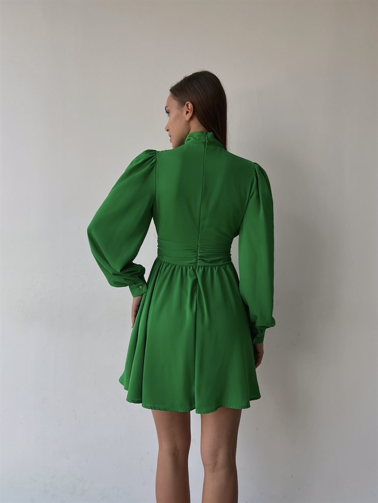 Boğazlı Derin V Yaka Düğmeli Kol Belden Oturtmalı Eteği Volanlı Ivon Kadın Zümrüt Mini Elbise 23K000029