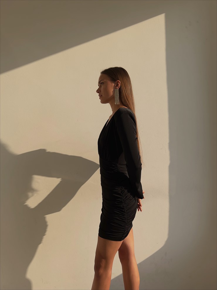 Derin V Yaka Uzun Kol Drapeli Aroline Kadın Siyah Mini Elbise 23K000042