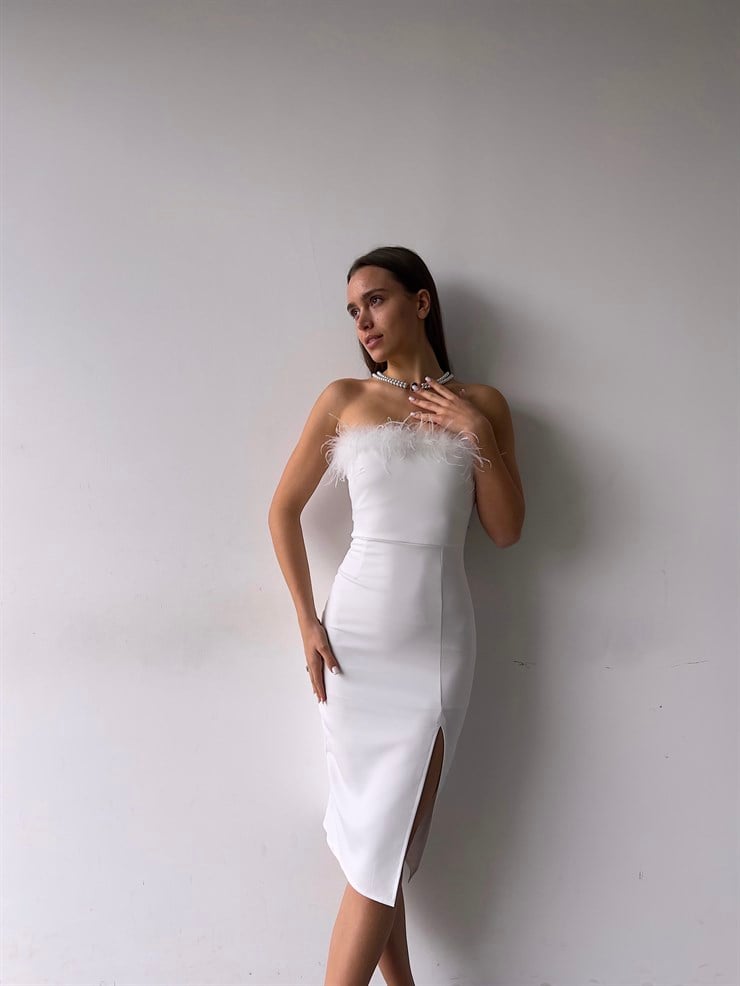 Straplez Göğüs Kısmı Tüy Detay Yırtmaçlı Orlando Kadın Beyaz Midi Boy Elbise 23K000227