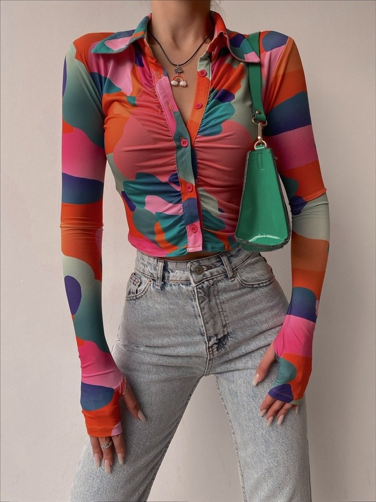 Polo Yaka Desenli Önden Düğmeli Kadın Renkli Crop Bluz 22K000399