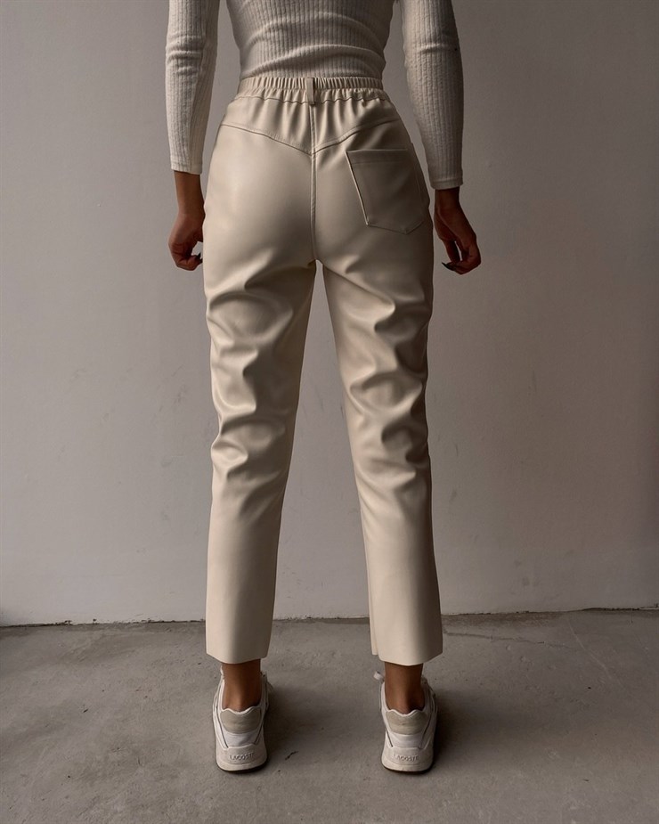 Yüksek Bel Paçası Yırtmaçlı Deri Kadın Beyaz Pantolon 22K000258